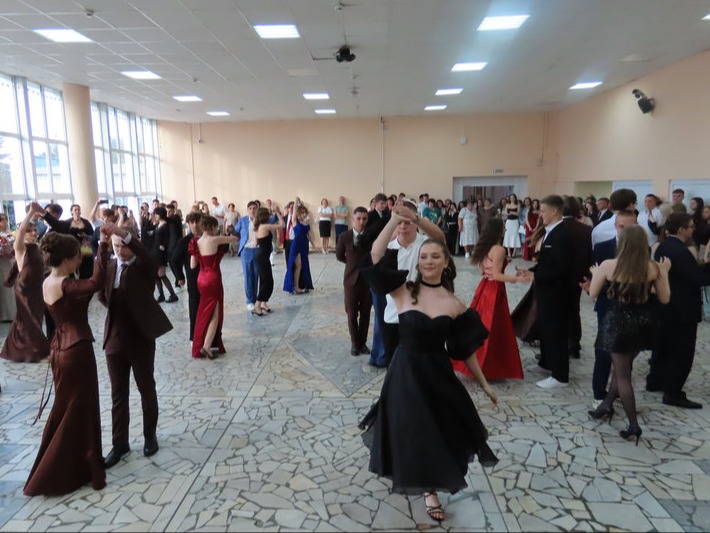 128 одиннадцатиклассников из 11 школ Карачевского района попрощались со школой, учителями.