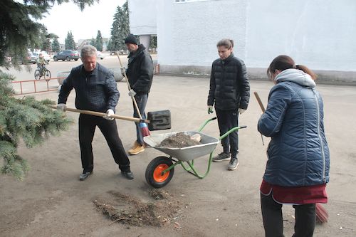 Сотрудники районного Дома культуры провели субботник.