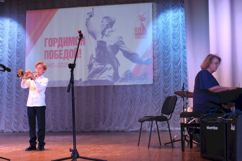 Муза и лира — на страже мира.