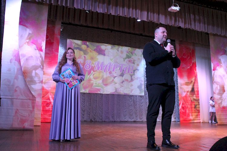 Женщине к лицу весна.
