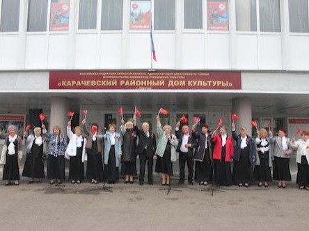 На ступеньках районного Дома культуры прошел концерт «Голоса Победы»..