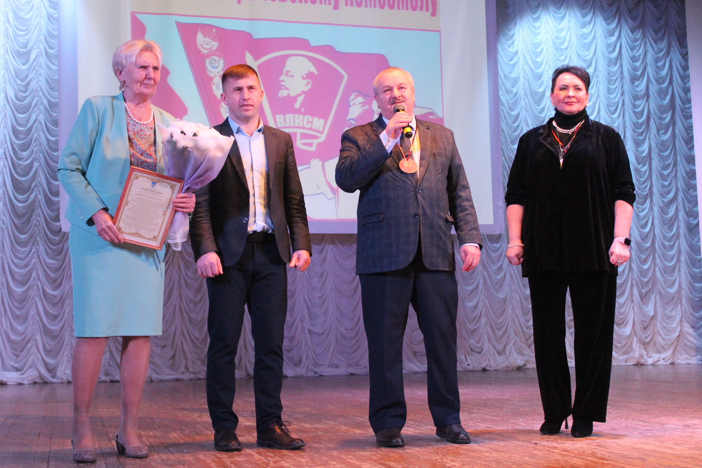 По уставу комсомола          .