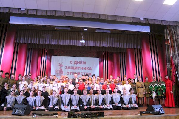 Под высоким армейским знаменем.
