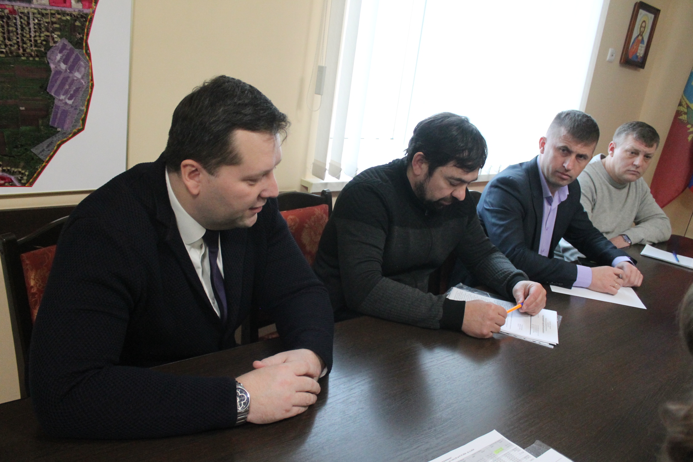 По принципу согласованности.
