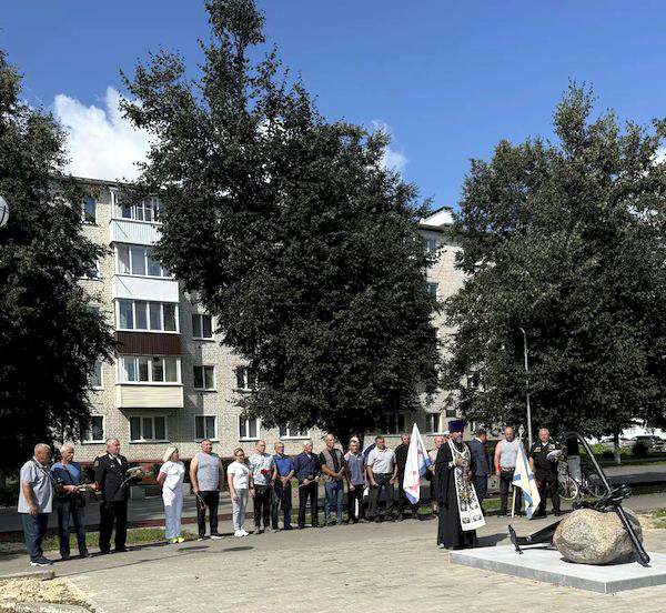 В Карачеве почтили память моряков подводной лодки «Курск».