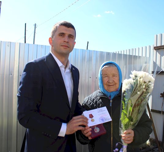 Карачевские депутаты городского  и районного Советов вручают заслуженные медали.
