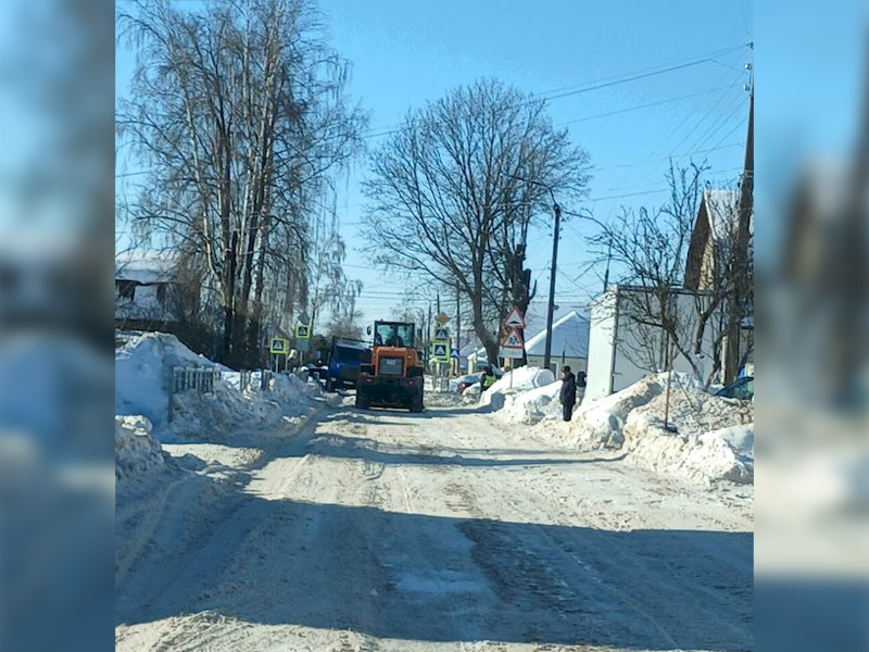 В Карачеве продолжаются работы по расширению проезда на улице 50 лет Октября.