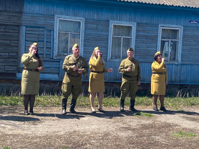 Музыкальный десант поздравил жителей сёл с Днём Победы.