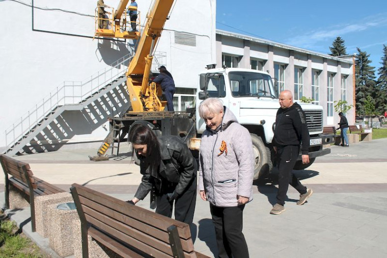 В цветочном убранстве.